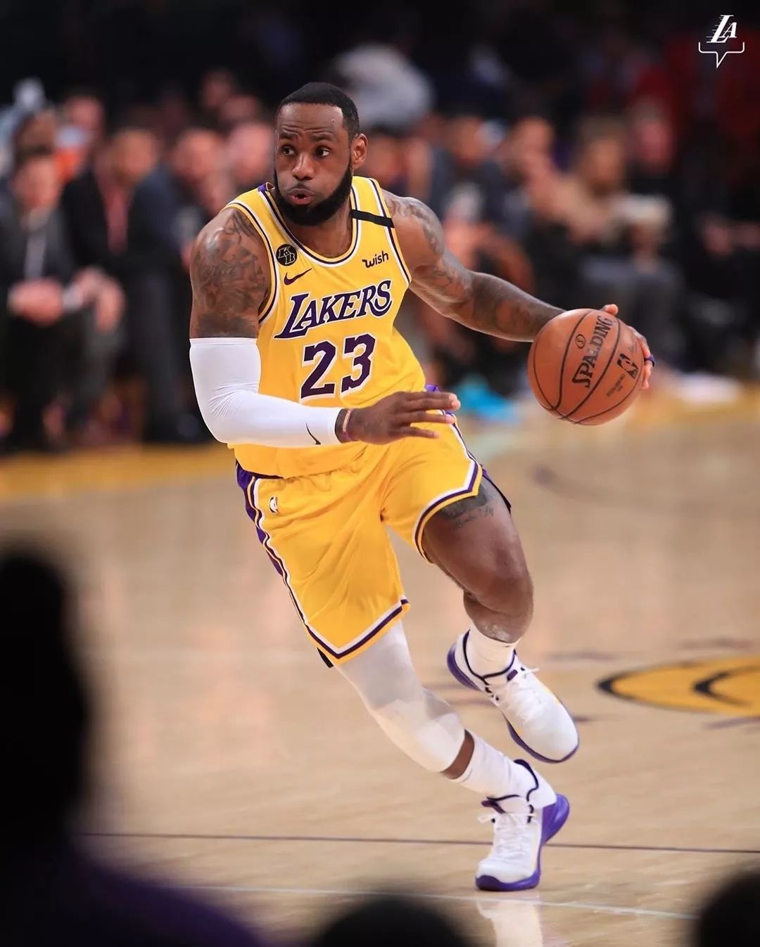 英超半场：罗杰斯世界波破门，维拉暂1-1曼联（英超半场战报：罗杰斯轰世界波，阿斯顿维拉暂与曼联1-1）