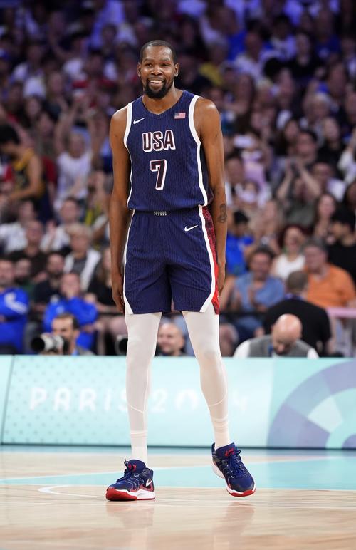 至少缺席三个月！国米官方：邓弗里斯已接受左脚踝稳定手术（国米官宣邓弗里斯接受左踝稳定手术，至少休战三个月）