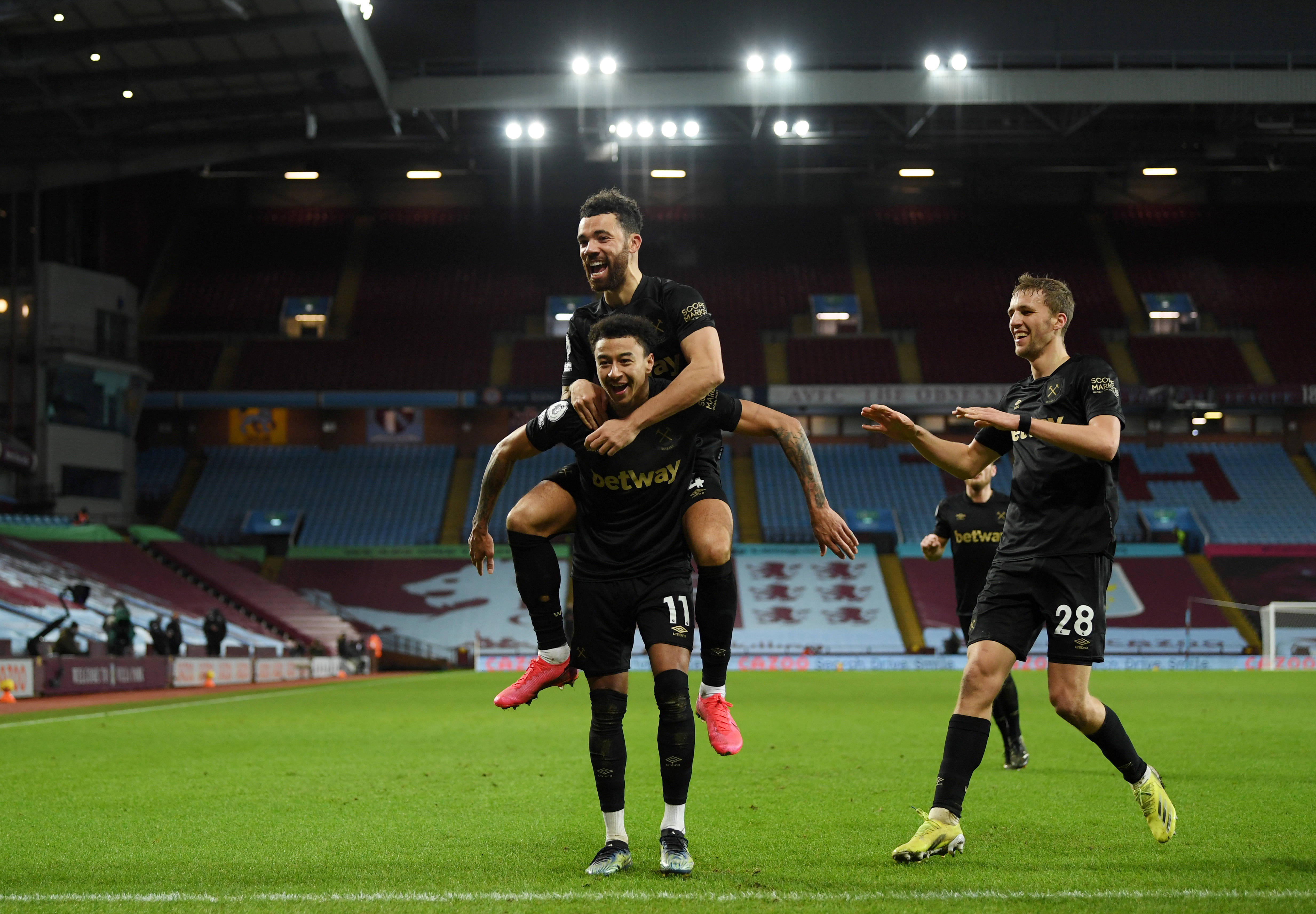 米体：斯帕莱蒂考虑放弃无锋阵，重新启用2名进攻中场+1名中锋（米体：斯帕莱蒂或弃用无锋战术，改打双前腰+单箭头）