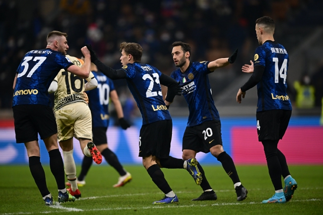 詹姆斯关键三分绝杀比赛（詹姆斯压哨三分绝杀）