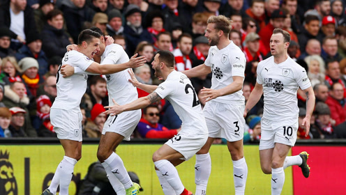 东皇组合！詹姆斯外线三分一击命中 东契奇站桩篮下造进攻犯规（东皇联手！詹姆斯外线飙进三分，东契奇篮下站稳造进攻犯规）