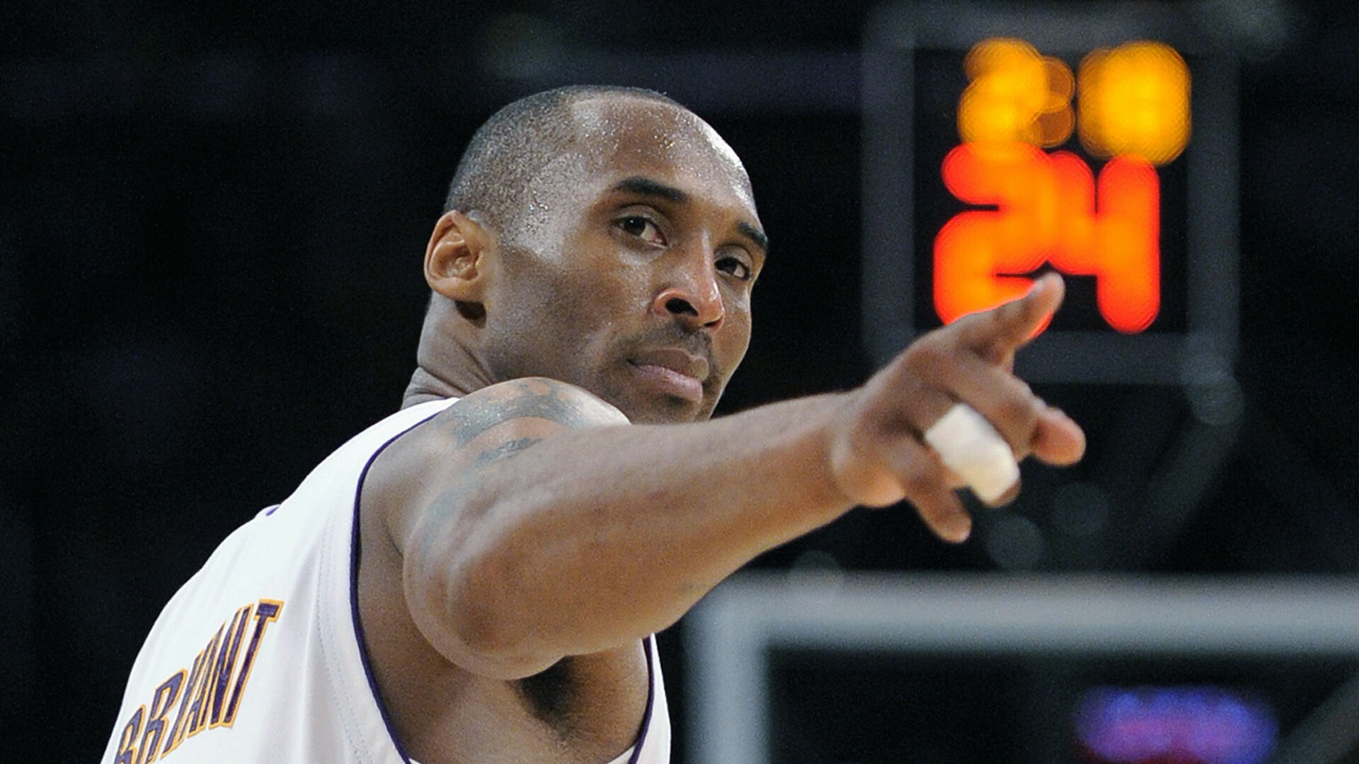 活塞板凳狂轰77分，全场142分刷新球队赛季新高（活塞替补轰下77分，全队142分创赛季新高）