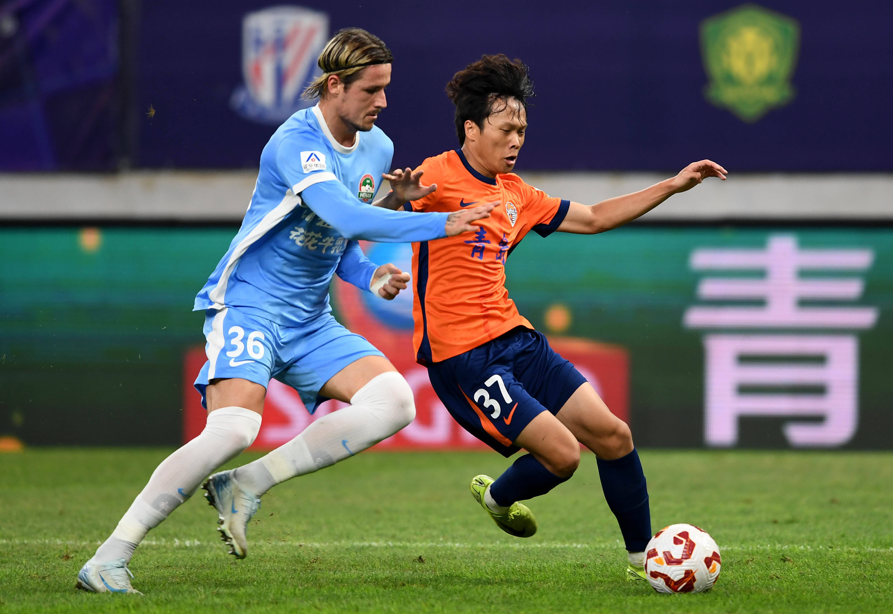 足球国足新战术曝光，强调速度与侵略性（国足新战术亮相：主打速度与攻击性）