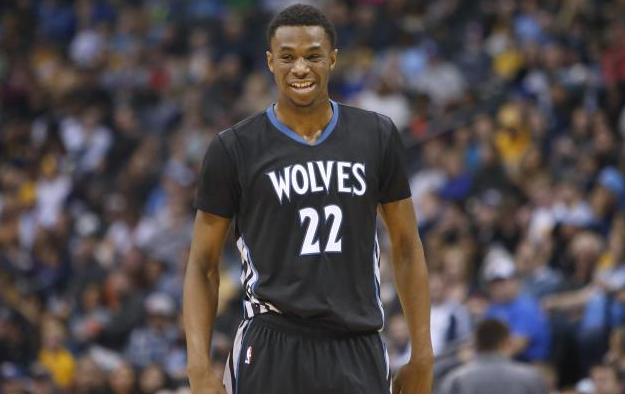 奥斯卡庆祝海港夺冠：我们是冠军！祝贺我的队友、朋友和球迷（奥斯卡为海港封王喝彩：我们是冠军！感谢我的队友、朋友与球迷）