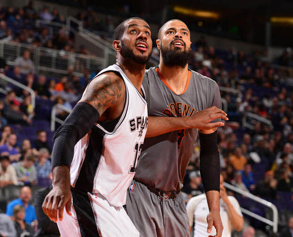 这就是超巨！爱德华兹1.1秒迎着穆雷高难三分后仰命中绝平进加时（超巨本色！爱德华兹1.1秒迎着穆雷高难后仰三分命中读秒扳平拖入加时）