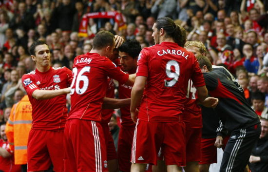 梅西再创纪录引全场欢呼（梅西再破纪录，全场沸腾）