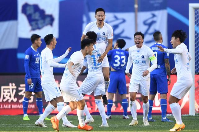 囧叔向裁判施压后染红，罗基：容忍这种行为问题会越来越严重（囧叔施压裁判遭红牌驱逐，罗基警告：纵容此类行为只会让问题愈演愈烈）