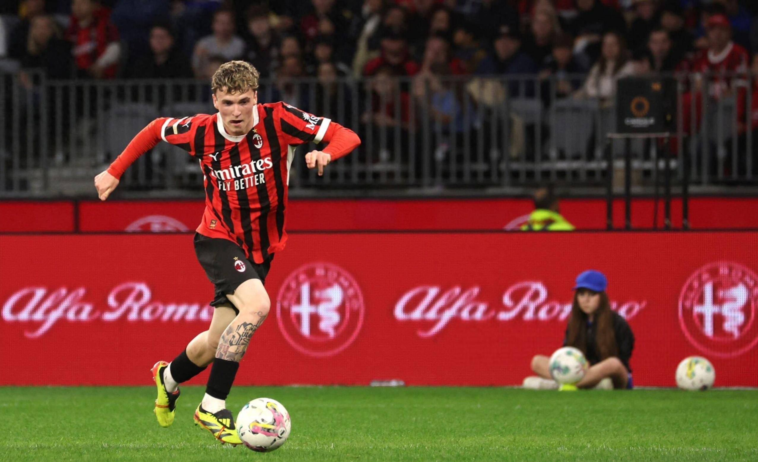 庆祝苏超夺冠，泰州市委书记与泰州队球员合唱《歌唱祖国》（为庆祝苏超夺冠，泰州市委书记携泰州队球员同唱《歌唱祖国）