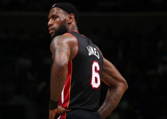 喀麦隆非洲杯大名单：姆伯莫领衔，巴索戈在列，奥纳纳无缘（喀麦隆非洲杯名单官宣：姆伯莫压阵，巴索戈入选，奥纳纳落选）