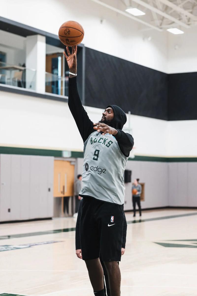 利物浦官网仅放萨拉赫抢圈训练图，未展示其与队友拥抱镜头（利物浦官网仅公布萨拉赫抢圈训练照片，未公开其与队友拥抱画面）