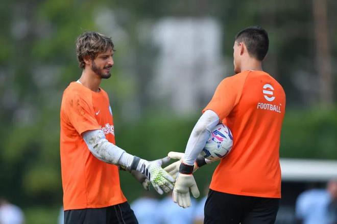 海港6日上午转道新加坡去新山，颜骏凌、徐新获颁纪念球衣（海港队6日上午经新加坡转赴新山，颜骏凌与徐新获赠纪念球衣）