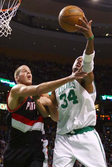 澳超战报：马丹哈飞踹直红，珀斯光荣0-1十人阿德莱德（澳超综述：马丹哈飞铲染红，十人阿德莱德1-0力克珀斯光荣）