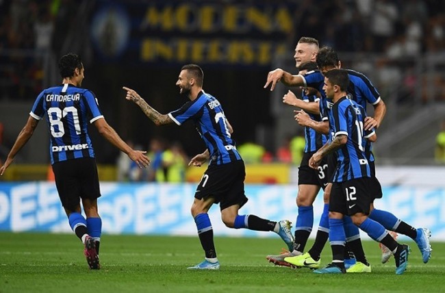 阿隆索帅位堪忧，两大潜在继任者浮出水面，齐达内和渣叔谁更适合？（阿隆索帅位告急：齐达内与克洛普成热门接班人，谁更契合？）