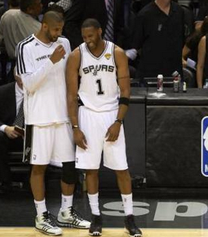 记者：邵佳一探班U22国足训练，与主帅安东尼奥相谈甚欢（记者：邵佳一探营U22国足训练，与主帅安东尼奥交流愉快）