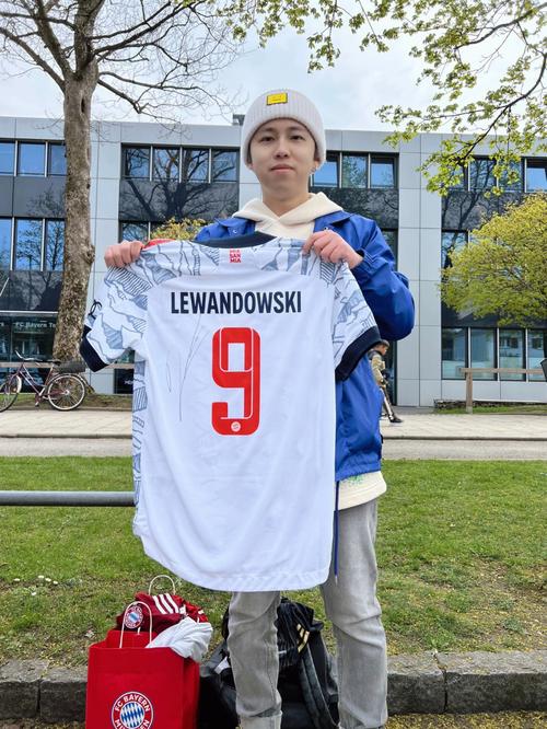 NBA：湖人险胜火箭 詹姆斯砍下全场最高分（湖人惊险击退火箭，詹姆斯轰全场最高分）