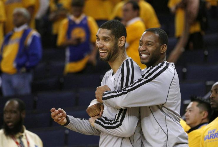 奥科吉后场推进，展现篮球天赋（奥科吉从后场发起推进，尽显球场天赋）