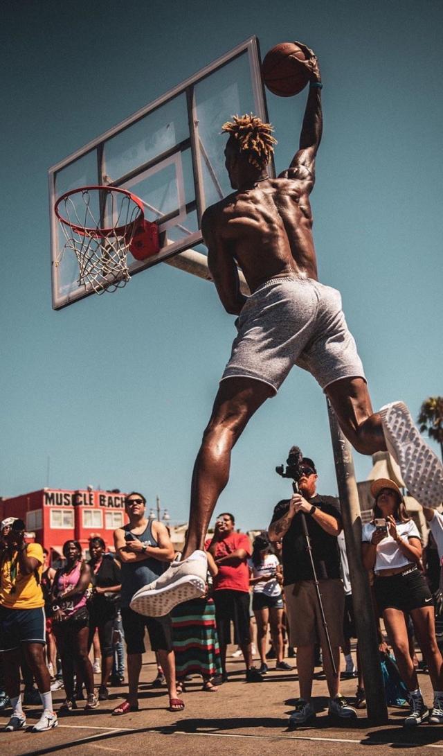 高效全能！约基奇半场10中8砍下23分8板7助2帽 首节11分（约基奇高效统治：半场10投8中轰下23分8板7助2帽，首节独取11分）