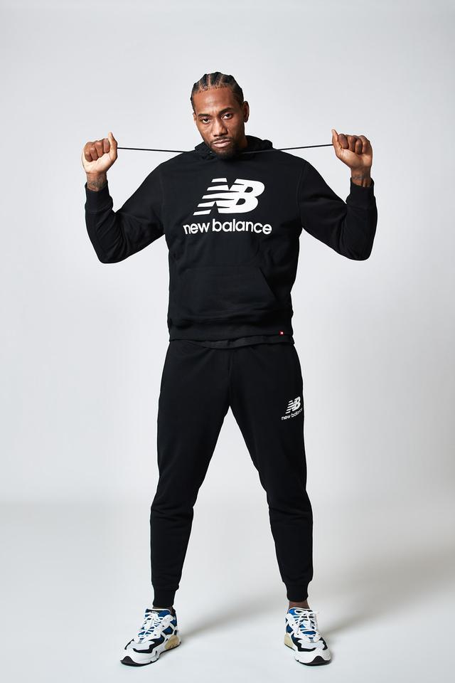 哈登晒与郝同学合影！昨天邀请他见证两连胜 盛赞其遭遇变故依然坚强（哈登晒与郝同学合照：昨日邀其现场见证两连胜并称赞其在变故中依然坚强）