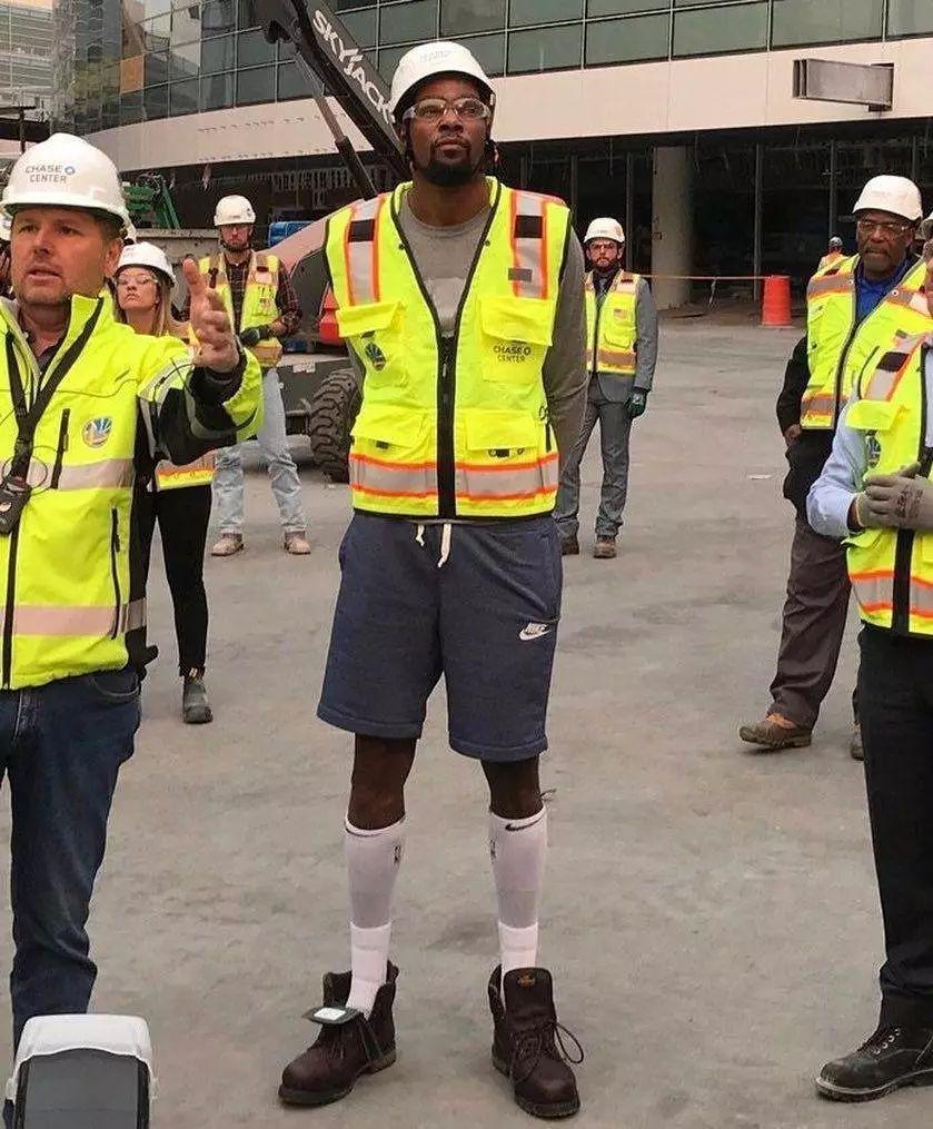 冬窗大戏开启！曼联中场或离队，利物浦寻萨拉赫接班人（冬季转会窗开启：曼联中场或将出走，利物浦物色萨拉赫替身）