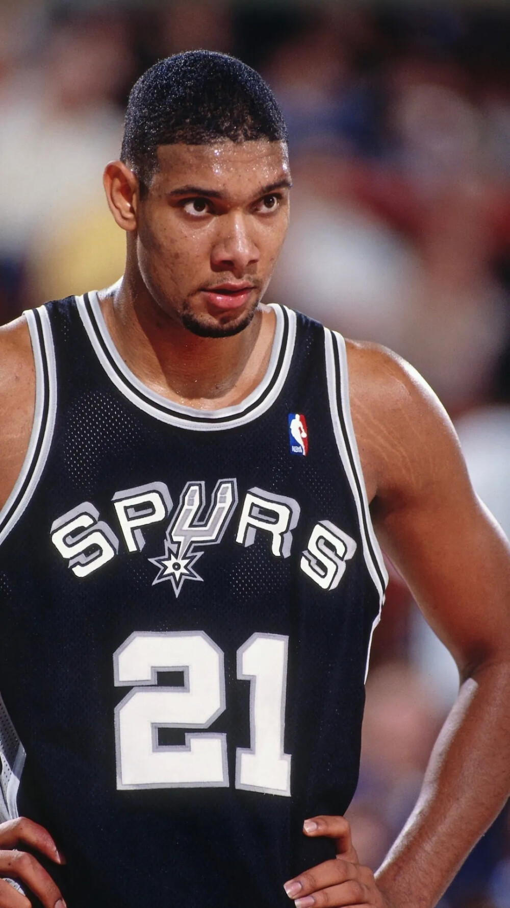 詹姆斯杜兰特赛季首次对决！阿杜25+4+9迎大胜 詹皇18分吞三连败（杜兰特与詹姆斯本季首度交锋：阿杜25分4板9助率队大胜，詹皇18分遭遇三连败）