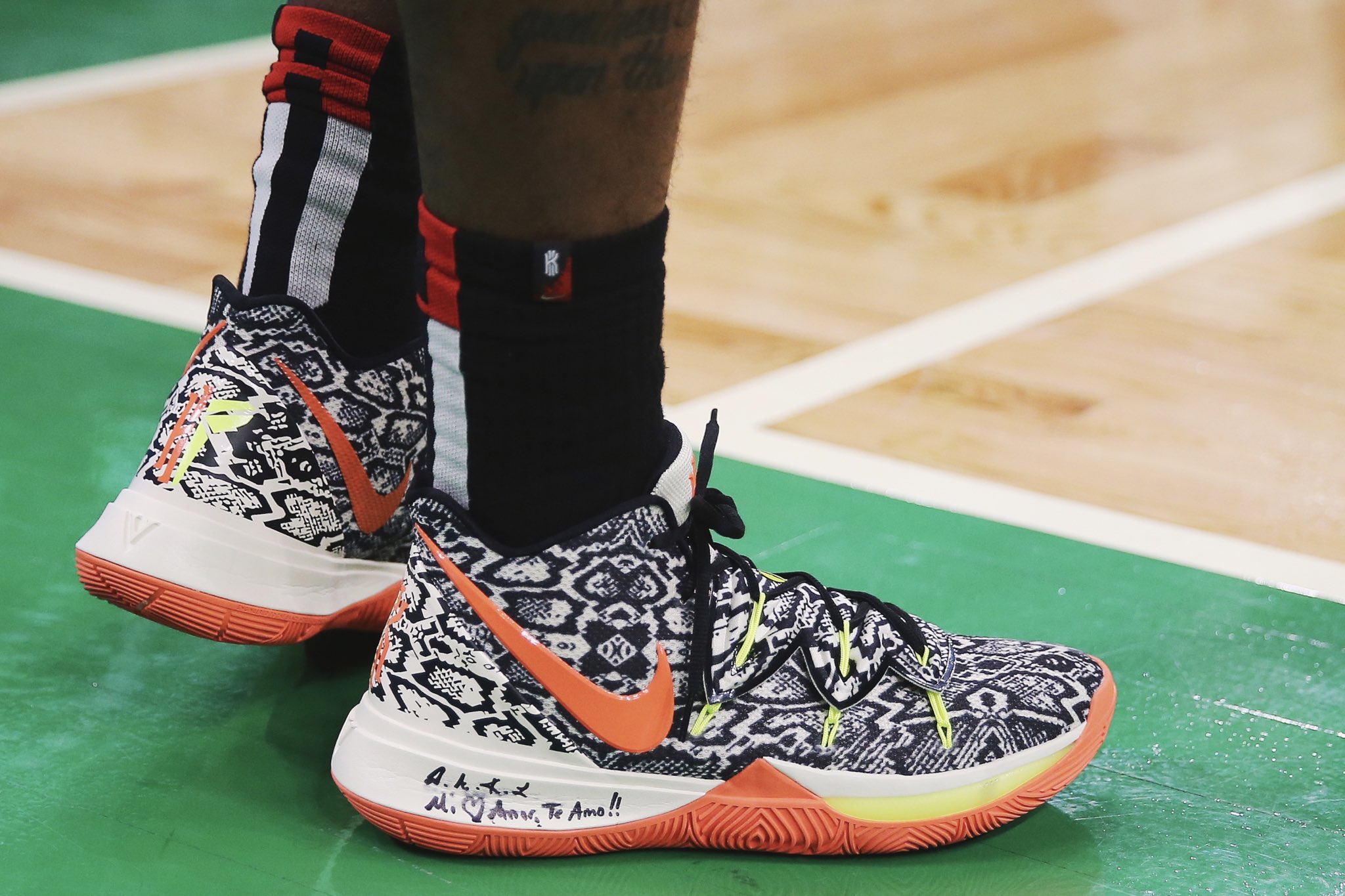 复出不理想！里夫斯11中6&三分5中1 得到17分2板2助 上半场4犯（复出表现平平：里夫斯11投6中、三分5投1中，17分2板2助，上半场背负4犯）