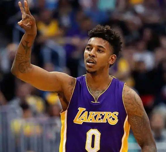 公牛和步行者首节0罚球&1犯规，而第二节共计11次罚球&11次犯规（公牛与步行者首节零罚仅1犯，次节合计11罚11犯）